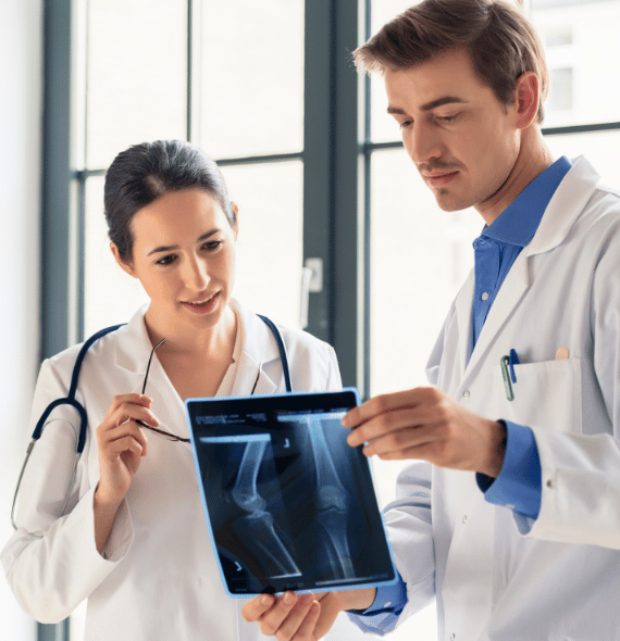A female and a male doctor discussing an x-ray
